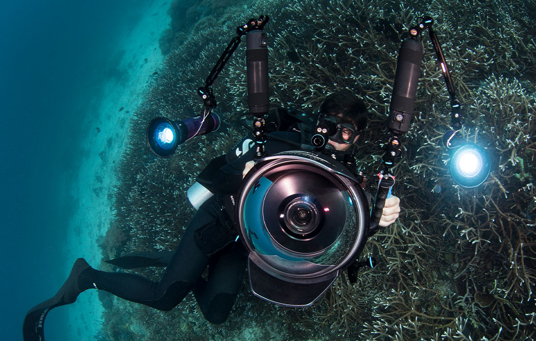Underwater Photographer using ULCS accessories